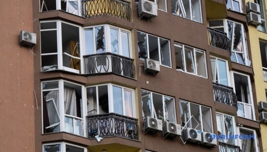 Пошкоджений наземний вестибюль станції метро «Лук'янівська» та наслідки удару по житлових будинках у Києві