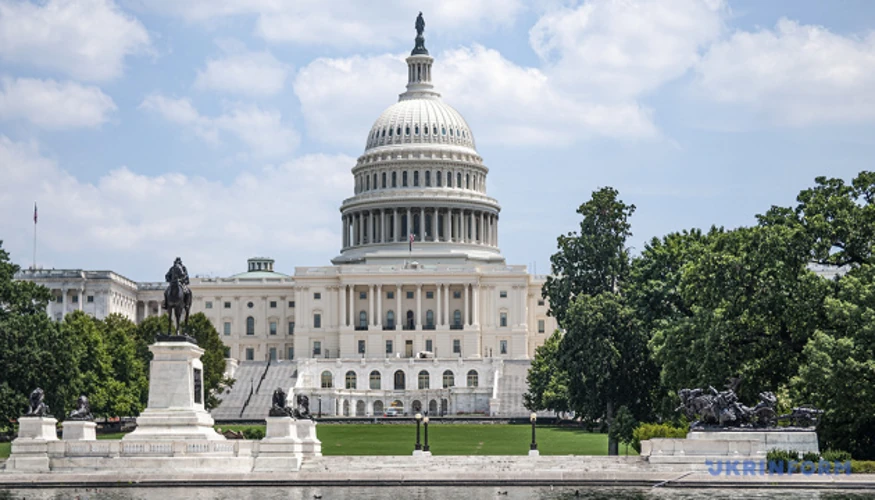 Сенат США, символічне зображення законопроєкту про санкції та прапори США, Ірану і Росії