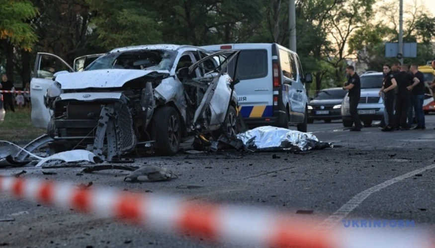 Місце вибуху автомобіля на проспекті Небесної Сотні в Одесі, пошкоджені транспортні засоби та робота екстрених служб