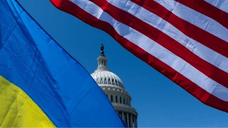 Дональд Трамп на тлі символіки співпраці США та України у сфері розвідки