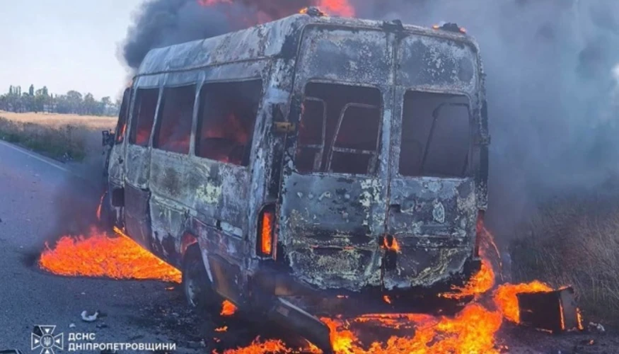 Рейсовий мікроавтобус після удару FPV-дроном на Дніпропетровщині