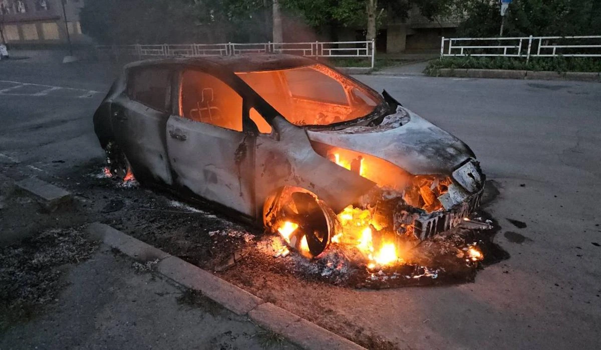 Рятувальник гасить пожежу, що виникла внаслідок атаки по Херсону, 7 серпня 2026 року