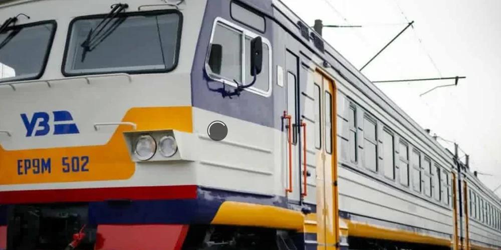 «Укрзалізниця» скоригувала рух приміських і регіональних поїздів після удару РФ по інфраструктурі