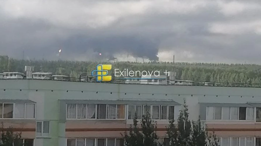 Наслідки удару БпЛА по промислових обʼєктах Нижньокамська, стовпи диму над містом