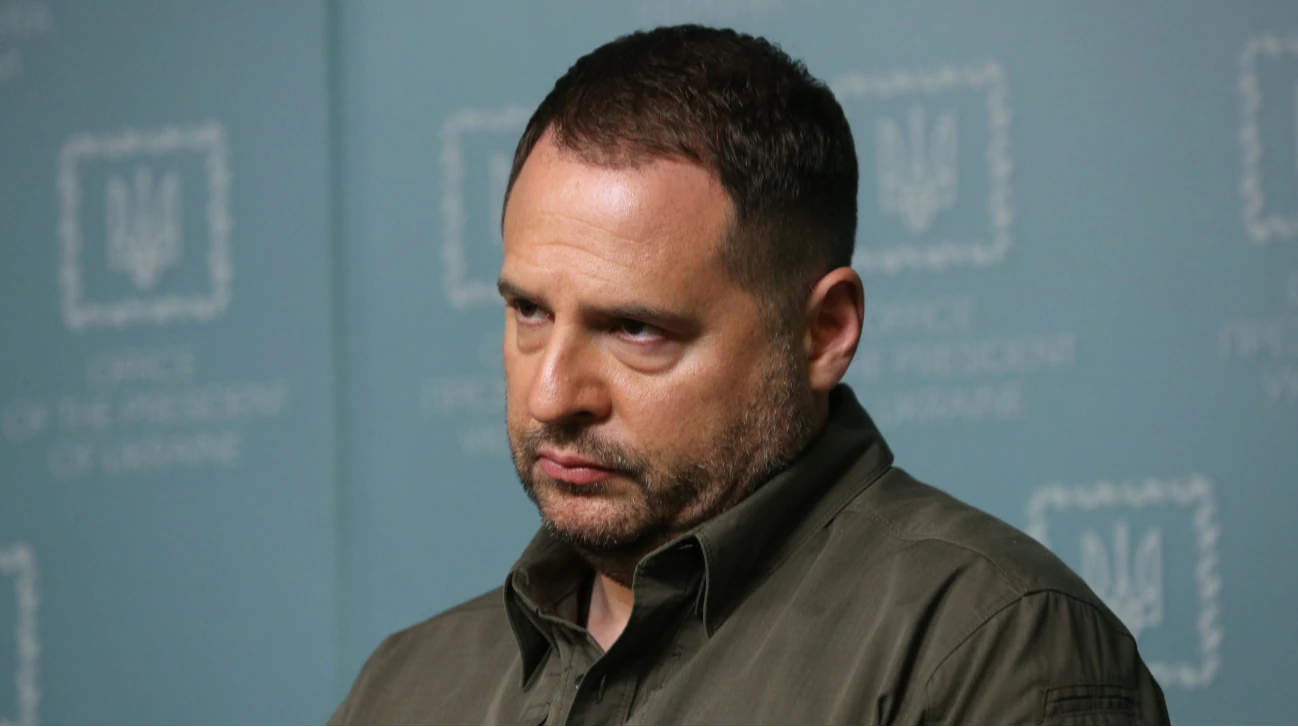 Андрій Єрмак у залі суду з адвокатом Ігорем Фоміним
