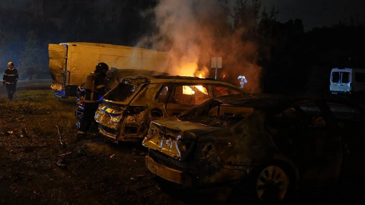 Пошкоджені фасади пологового будинку і загоряння авто на парковці медзакладу в Києві 24 вересня