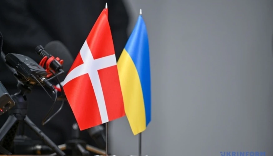 Данський прапор поряд із символікою протиповітряної оборони України
