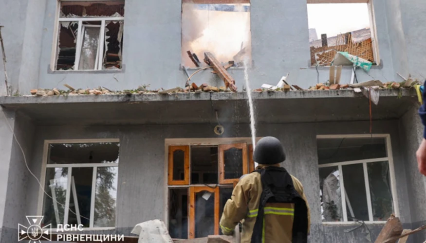 У Рівному ДСНС оприлюднила дані про ліквідацію наслідків удару БпЛА по закладу